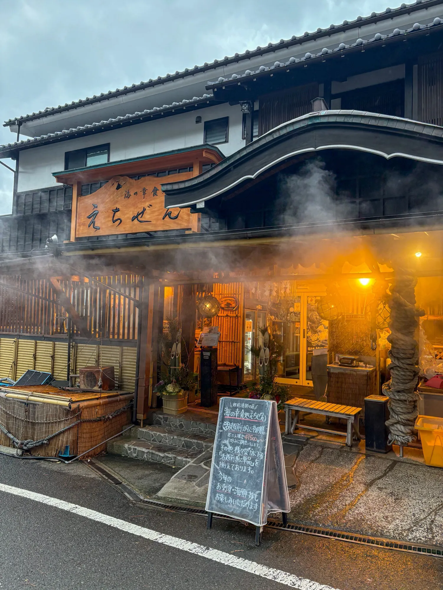 湯気の立つ店先