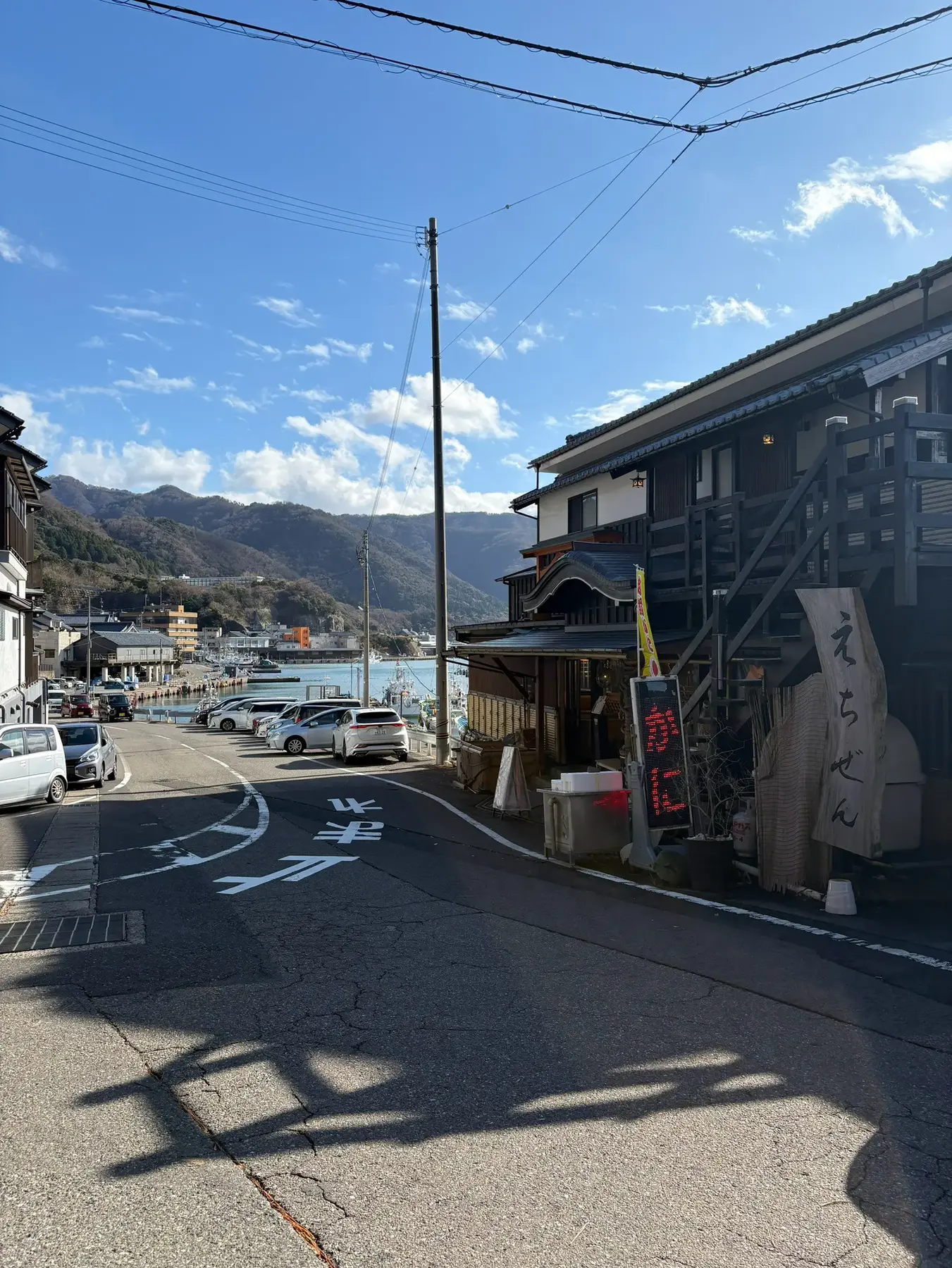 店の前の通りと越前漁港