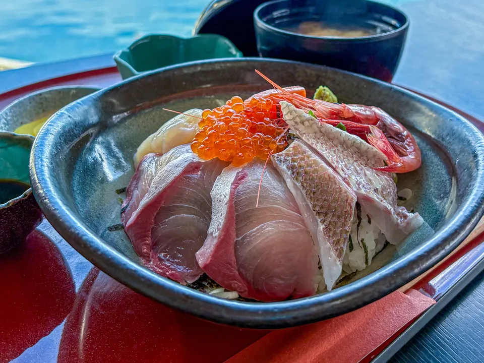 漁港を眺めながらの海鮮丼